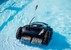 Robot piscina con cavo o a batteria? Come valutare caratteristiche, vantaggi e limiti