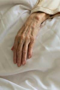 Fragilità cutanea e riposo nella terza età: come garantire comfort e dignità durante il sonno